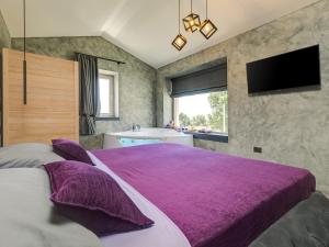 诺瓦瓦斯Villa Lavanda的卧室配有大型紫色床和浴缸