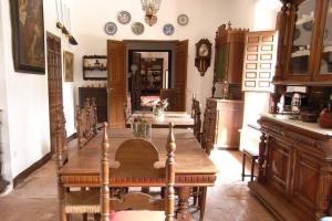 雷阿尔城Casa El Carmen的一间厨房,内设一张木桌