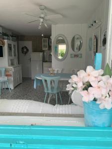 斯塔利格拉德-帕克利尼卡Petite house的厨房以及带桌子和鲜花的用餐室。