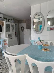 斯塔利格拉德-帕克利尼卡Petite house的厨房配有白色的桌子和蓝色的椅子