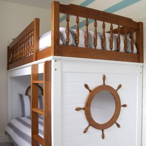 GlandoreCrow's Nest Glandore - 3 - Self Catering的儿童间配有一张双层床和镜子