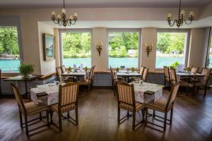 因特拉肯湖泊酒店的用餐室设有桌椅和窗户。