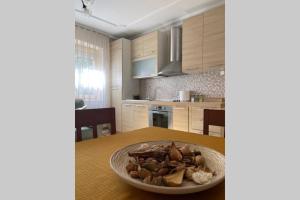 普里什蒂纳Cozy apartment in the center of Prishtina的厨房里放着一碗食物放在桌子上