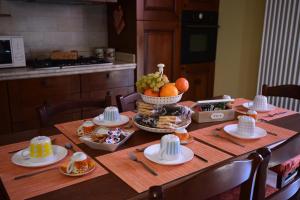 Torricella SicuraB&B Villa Passero的一张桌子,上面有自助餐