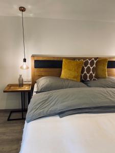 施图拜河谷新施蒂夫特Apartments Riese的一间卧室配有两张床和一张带台灯的桌子