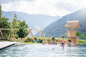 Das Mühlwald - Quality Time Family Resort内部或周边的泳池