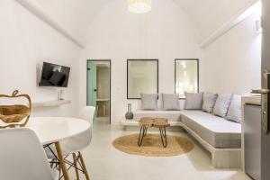 费拉Anila Suites的白色的客厅配有沙发和桌子