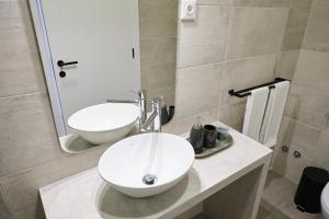 英雄港Casas do Mercado - Casa Sirius的浴室设有白色水槽和镜子