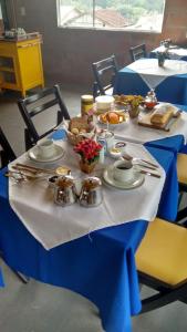圣弗朗西斯科泽维尔Pousada Morena SFX的一张桌子,上面有蓝色桌布,上面有食物