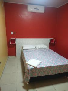 博阿维斯塔Hotel 678的一间卧室配有一张红色墙壁的床