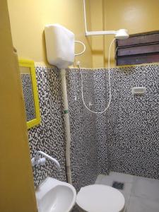 博阿维斯塔Hotel 678的带淋浴、卫生间和盥洗盆的浴室