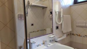 梅尔科利亚诺La Contessa Hotel e b&b的一间带水槽和淋浴的浴室