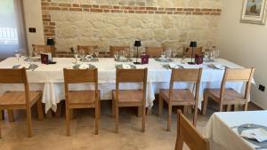 FrisaTenuta Micoli的一间配备有白色桌椅的用餐室