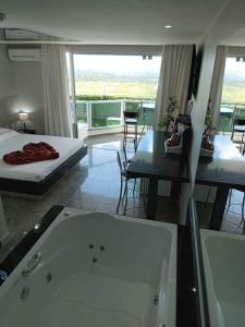 巴西利亚科罗拉多汽车旅馆（仅限成人）的带浴缸的浴室和1间带1张床的卧室