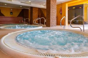 佩尼斯科拉本尼斯科拉大酒店的酒店客房内设有两个按摩浴缸