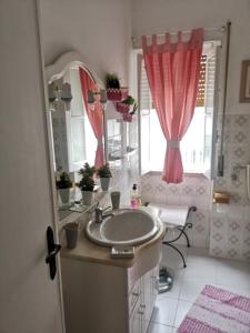 纳扎雷Casa da Tina的一间带水槽和镜子的浴室
