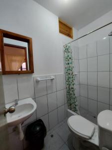 帕拉卡斯El Capricho Paracas的浴室配有卫生间、盥洗盆和淋浴。