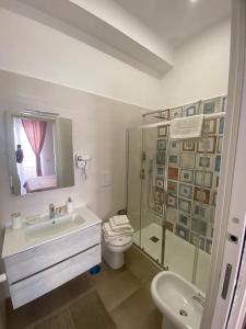 埃尔科拉诺B&B 80056 Ercolano的一间带水槽、卫生间和淋浴的浴室