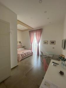 埃尔科拉诺B&B 80056 Ercolano的一间卧室配有一张床和一张桌子