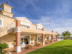 拉戈斯Beautiful Villa on Boavista Golf Resort - Daily Service & Spa Access的一座大型建筑,上面有一个钟楼