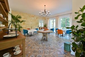巴特格莱兴贝格Residenz Styrian Toskana Splendid的一间带桌椅的用餐室