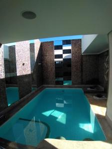 巴西利亚科罗拉多汽车旅馆（仅限成人）的蓝色水屋中的游泳池