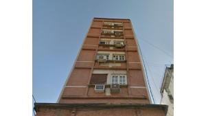 圣米格尔·德·图库玛Departamento Congreso de Tucuman 561的一座高大的红砖建筑,设有阳台
