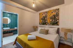 丰沙尔SOCIAL LODGE - Centro do Funchal的一间卧室配有一张带黄色毯子的大床