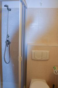 弗切瓦拉诺Isolabella的带淋浴和卫生间的浴室。