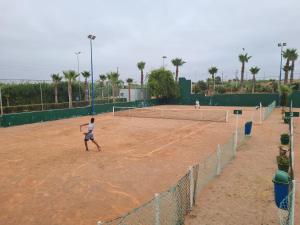 艾西拉ASILAH MARINA GOLF的两人在网球场打网球