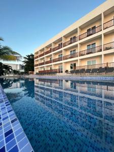 尼格瑞尔Samsara Cliff Resort的酒店前方的大型游泳池