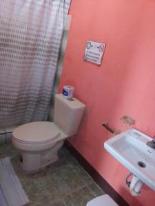 卡维塔Cabinas Surf Side的浴室配有白色卫生间和盥洗盆。