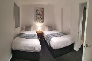皇后镇Alex Apartment - 14A的小型客房配有两张床,