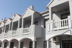 多列毛利诺斯Los Colimbos的带阳台的白色公寓楼
