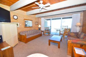 大洋城Beachwalk II 12的客厅配有沙发和桌椅
