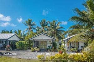 拉罗汤加穆里海滩天堂度假屋的享有棕榈树房子的景色