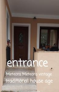 卡兰巴卡Meteora Mary's mansion的传统房屋入口的标志