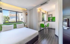 特拉维夫130岩石公寓式酒店的酒店客房配有一张床铺和一张桌子。