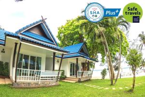 涛岛Assava Dive Resort - SHA Plus的蓝色屋顶的房子,标有安全旅行的标志