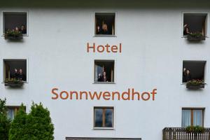 英格堡Hotel Sonnwendhof Engelberg的建筑一侧的酒店标志