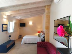 布林迪西马塞利亚巴尼努维酒店的酒店客房,配有床和沙发