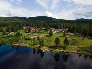 耶尔夫瑟Camp Järvsö Hotell的享有湖中小岛的空中景色