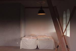 奇维克Gladeholm - Kivik - artist studio的配有一张桌子和一张灯床的房间