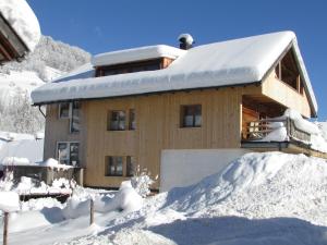 梅劳CHALET 294的积雪覆盖的房屋