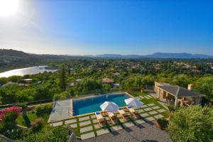Ágios IoánnisVilla Caesar的享有带游泳池的房屋的空中景致