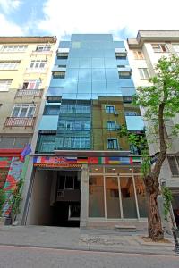 伊斯坦布尔卡德柯伊圣母酒店的前面有一棵树的高楼