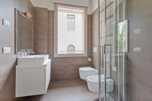 特雷维索MyPlace Treviso Vittoria的一间带卫生间、水槽和窗户的浴室