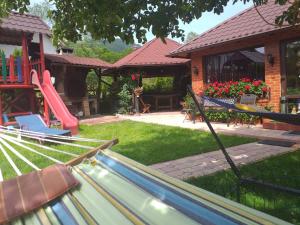 布朗Vila Deni的院子里带滑梯的游乐场
