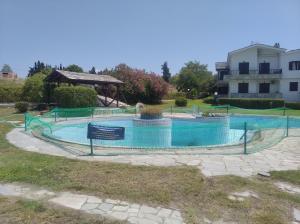 卡兰兹拉Sonia's maisonette with pool n Possidi的一个带凉亭的大型游泳池