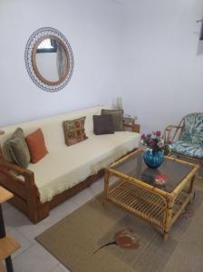 卡兰兹拉Sonia's maisonette with pool n Possidi的带沙发和镜子的客厅